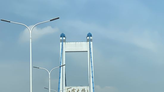 从苏南自驾前往泰州，途经江阴大桥，大桥壮观，桥下是滔滔长江水
