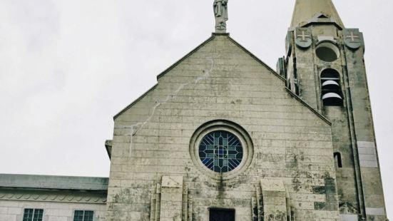 主教山小堂‌,又称海崖圣母小堂,位于澳门半岛最高点