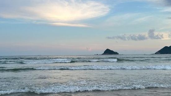 沙滩上人山人海，随便一躺就能和陌生人组成&quot;人体沙画