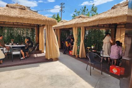 陽光衛星美食莊園