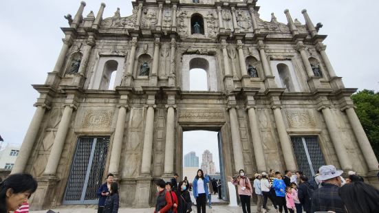 【景色】澳门大三巴是澳门最有名的地标之一，融合了东西方建筑艺