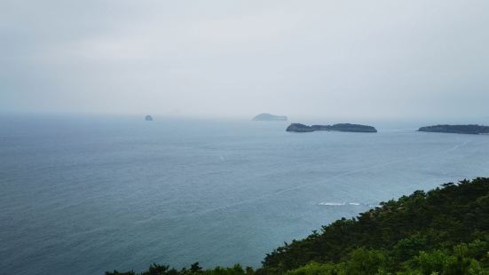 大连滨海路是一条沿海开山而建，公路及周边海景相当漂亮。沿滨海