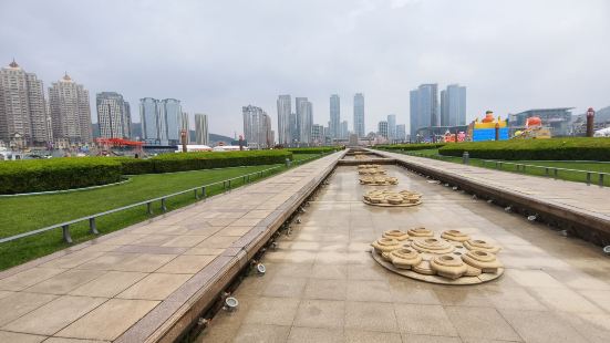 星海广场位于大连市沙河口区星海湾，是纪念香港特别行政区回归中