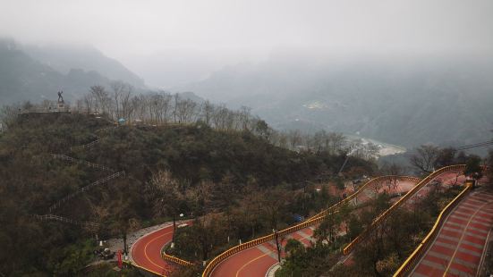 德夯大峽谷（5A）位於湖南湘西土家族苗族自治州矮寨，地處雲貴