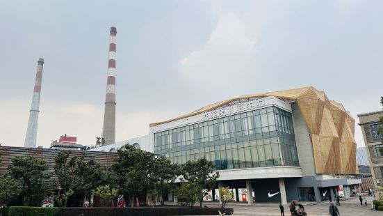 传统工业厂房改造而成的奥特莱斯，上海市内最近，和其他奥莱西洋