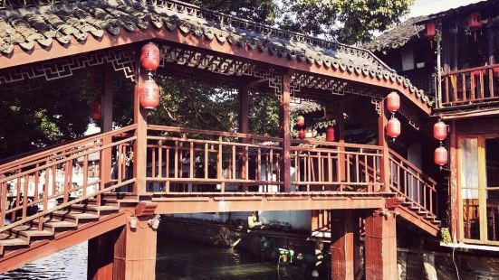 朱家角古镇位于上海市青浦区，是一个具有1700多年历史的江南