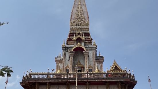 查龙寺，是普吉岛上最大的佛教寺院。最大的宝塔高达61.4米，