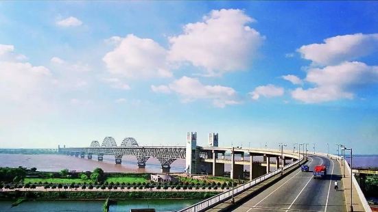 九江长江大桥完全由我国自行设计、施工，材料全部国产（此处存疑