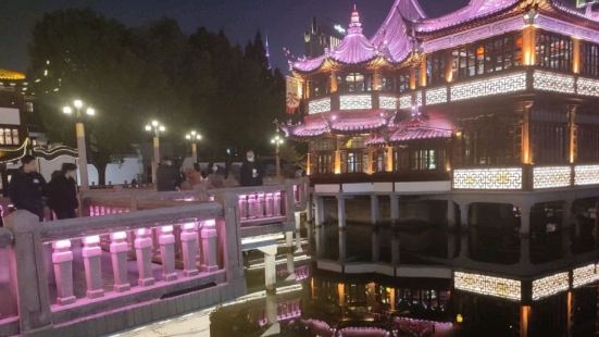 城隍庙的老街，晚上的夜景真的好漂亮，小吃也很多，还有小姐姐在