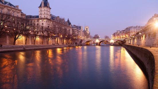 法国巴黎塞纳河是流经巴黎市中心，是法国第二大河，其北岸称为右