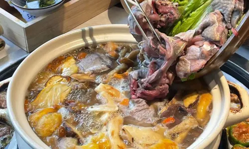 Yunnan Specialty wild mushroom hot pot fire pond bbq and Bar