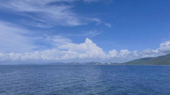 界洲島位於海南省陵水黎族自治縣海南島的東南海面，距海南島最近