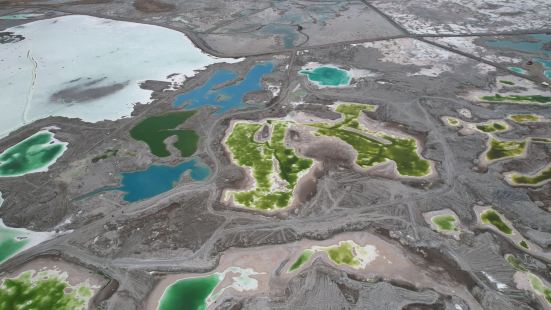 翡翠湖有很多種顏色，一般沒有無人機的遊客都集中在天藍色的湖泊
