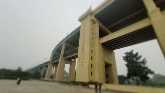 南京长江大桥，是中国人民自力更生建造的第一座长江大桥，在我们