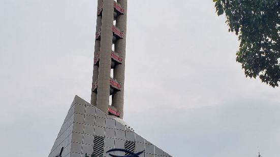 上海海洋水族馆位于浦东陆家嘴地区，海洋水族馆内有多个大型主题