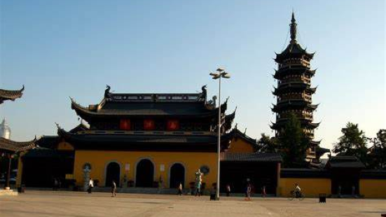 南禅寺虽然不大，但香火旺盛，沿无锡古运河而建的历史街区与寺庙