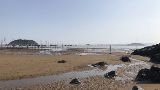 一个沿海风景区，中途需要爬十多分钟的阶梯，沿途可以看海景，空