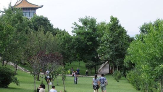 兰山公园位于兰州市区正南皋兰山上，系新建的。整个公园依山布景