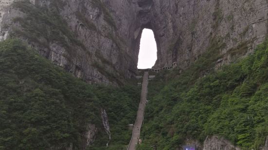 天门洞是天门山景区的主要景点，借助于有效的宣传抄作，天门山景