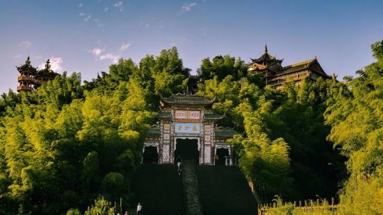 龙吟寺，四川省国家级重点文物保护单位，亦名龙尾寺，坐落蜀南竹