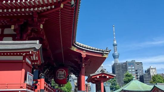 浅草寺是日本东京都台东区一座古老佛教寺庙，也是东京都内最古老