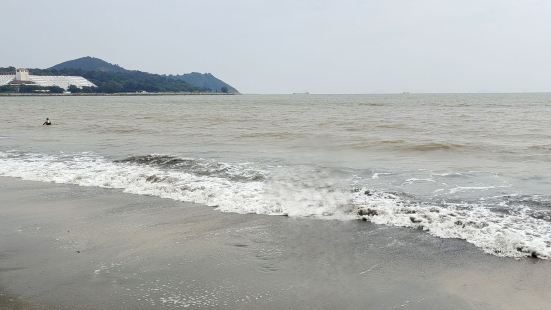 澳门黑沙海滩‌位于中国澳门路环岛的南侧,海滩宽约一