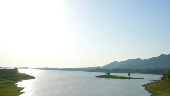 平山崗南水庫，可以欣賞到雨後雲霧繚繞的太行山水。有風，有雲有