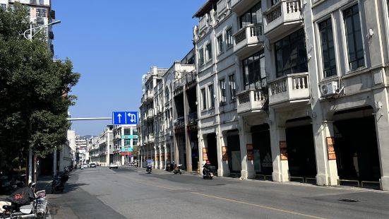 百年东街是韶关一条依据曾有的历史街区打造餐饮娱乐街区，白天人