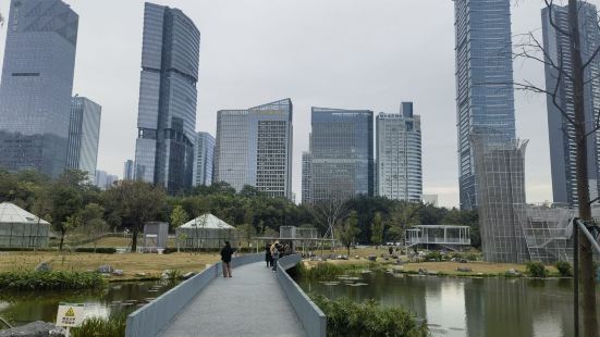 洪湖公园，一个集休闲和娱乐于一体的休闲地。园区里面有湖泊，夏