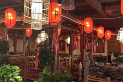 谭鸭血老火锅(贵德梨都广场店)