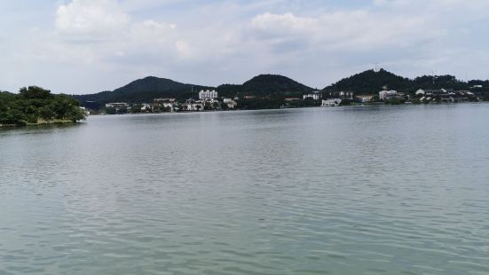 宁波东钱湖景区是宁波传统旅游景点。近几年，环湖周边开发了许多