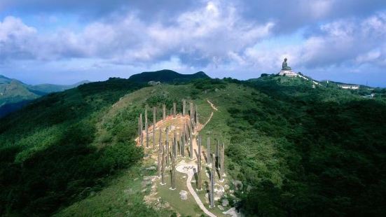 大屿山，地势西南高峻，东北较低，主峰凤凰山海拔935米，是全