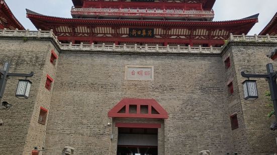 昭明台是襄阳古城核心区域的鼓楼，也是襄阳博物馆的载体，当初是