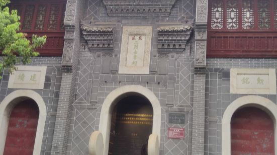 迎江寺，位於安徽省安慶市樅陽門外的長江邊上，佔地3萬餘平方米