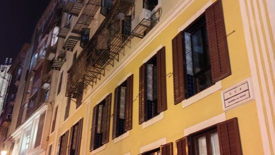 位于澳门半岛的恋爱巷值得花时间一游，临近大三巴牌坊，可以换一