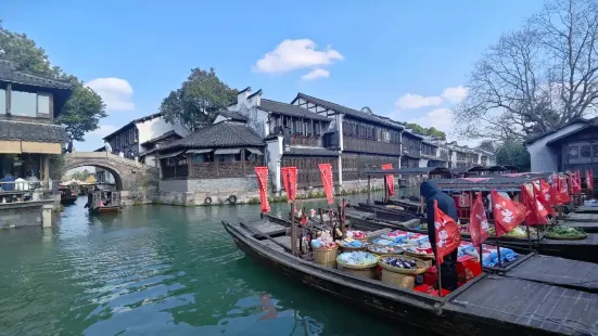 台兒庄古運河有着悠久的歷史，兩岸的建築與碧水藍天相映成趣，做