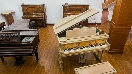 廈門鋼琴博物館裏面陳列了胡友義先生收藏的40多架古鋼琴。這些
