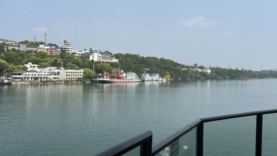 世外桃源景区座落在西陵峡峡口，高峡平糊之上，从城区驱车半时即