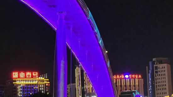 延吉大橋的夜晚最是迷人的。幻彩的燈光秀從太陽落山那一刻就點亮