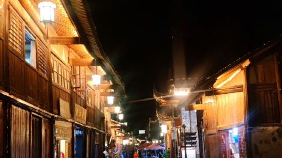这个黔阳古镇是这次旅行中最大的惊喜，人少景美，古色古香。还有