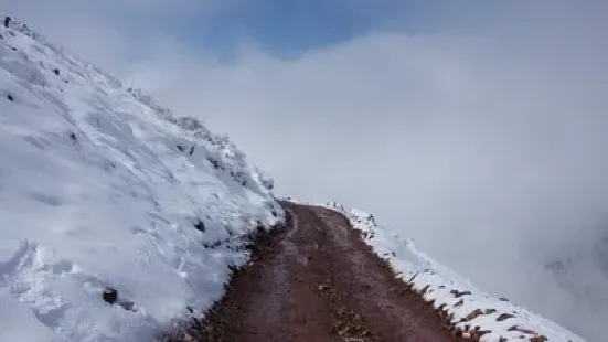 连绵的贡嘎雪山映衬在白色云海之上，初升的太阳把雪山照的一片金