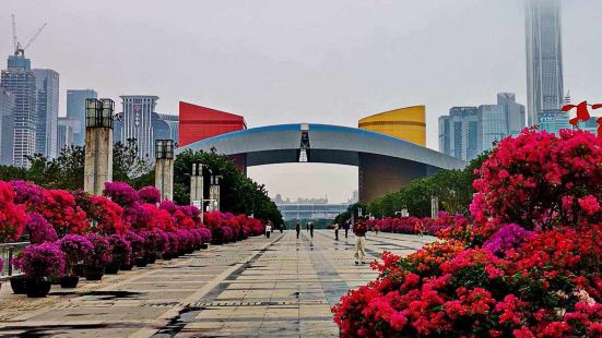 深圳市莲花山公园位于广东省深圳市中心区的最北端，莲花山公园占