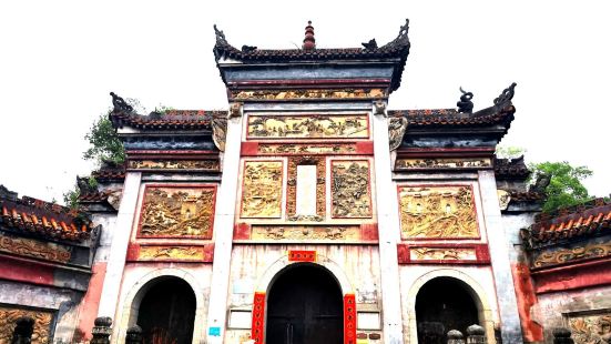 祝圣寺位于湖南省衡阳市衡山脚下，紧邻南岳庙。为南岳六大佛教丛