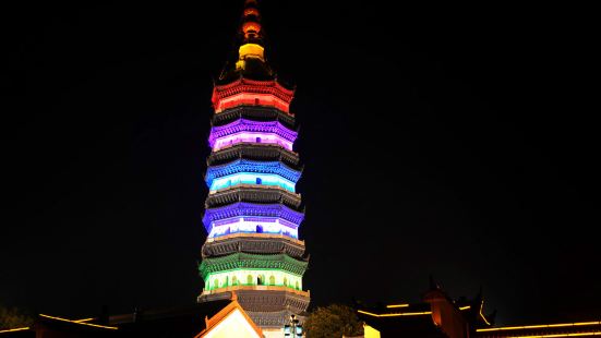 振風塔，坐落於安徽省安慶市迎江寺內，原名萬佛塔，又名迎江寺塔