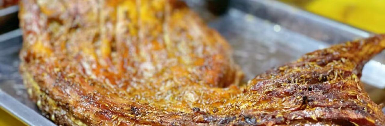 岭上人家琼楼玉宇烤全羊