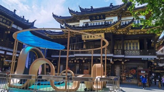 上海的地标旅游景点城隍庙。每个时段去都是非常的热闹。九曲桥永