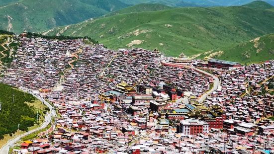 色达 五明佛学院 能称得上元老的佛学院是坐落在我国四川甘孜藏