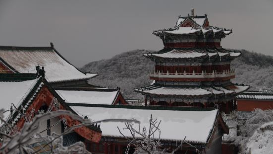 寺廟始建於唐朝，是湘西地區的佛教中心，寺廟坐落山上，有一山獨