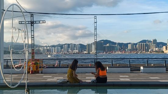 中环海滨长廊,是香港岛中区的優美观景步道,沿着维港海傍而建,