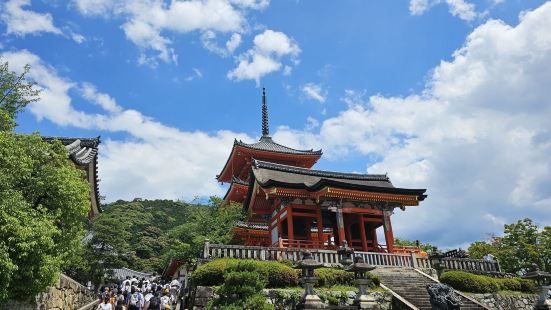 清水寺应该是日本最值得一游的寺庙了。寺前的一条旅游街和中国景